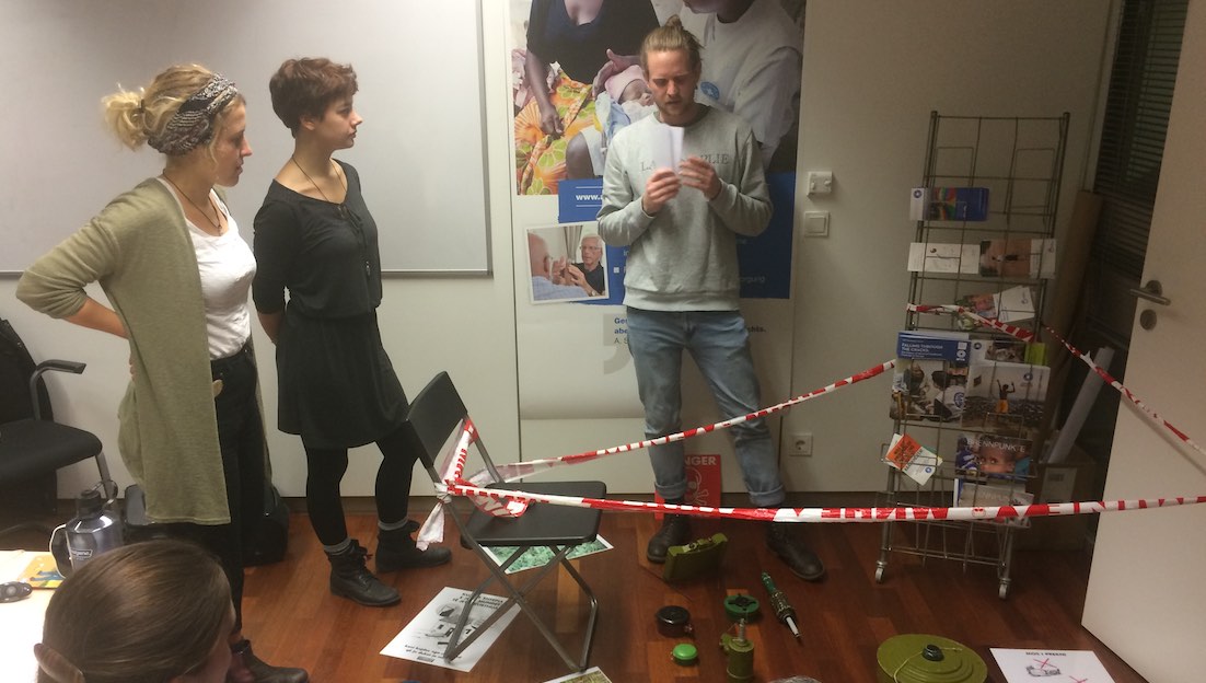 Aufklärungssitzung über die verschiedenen Arten von Bomben und Minen.