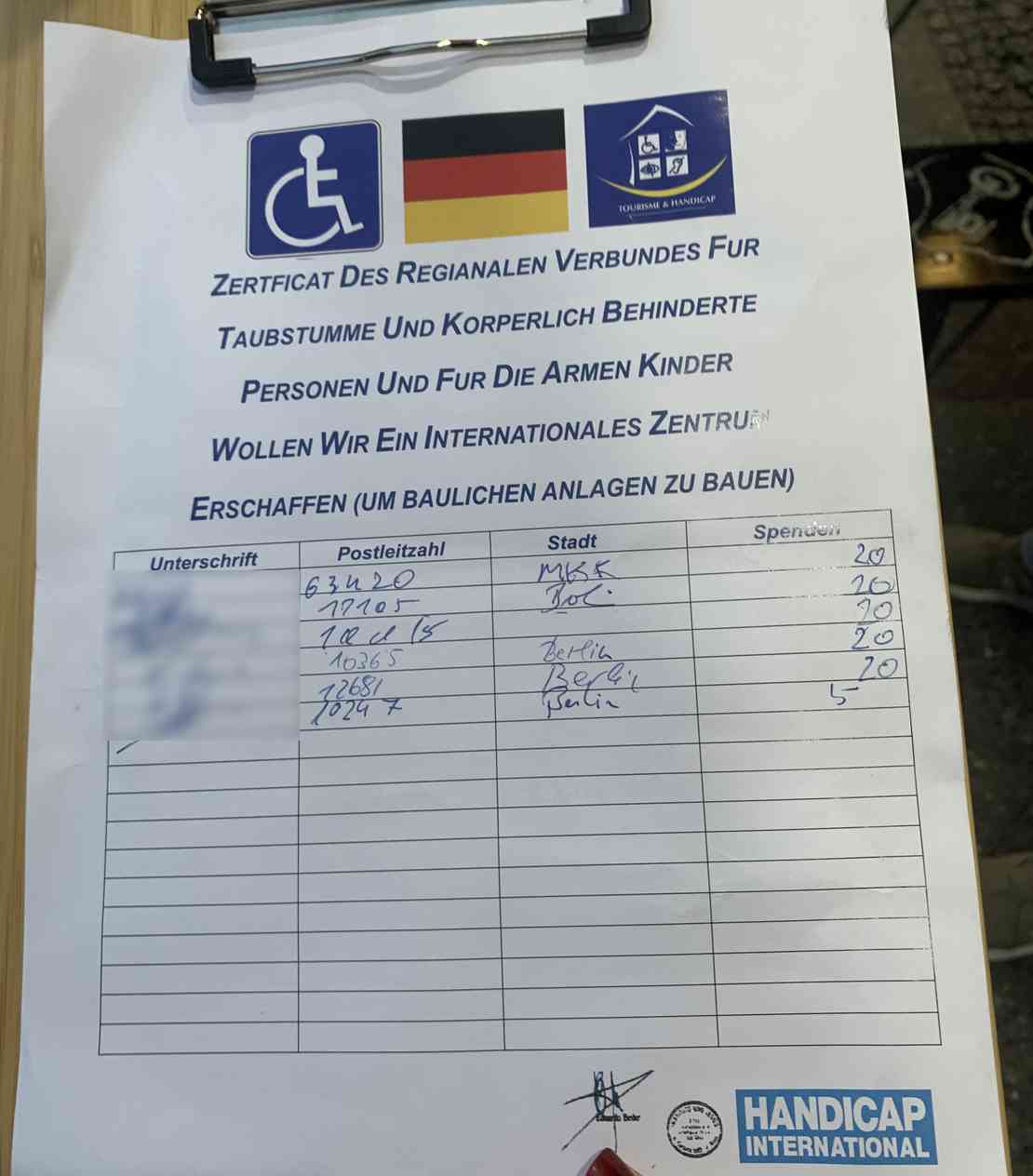 Foto eines Spendenzettels von falschen Sammler*innen. Eine Liste mit Kontakten und Spendenangaben.